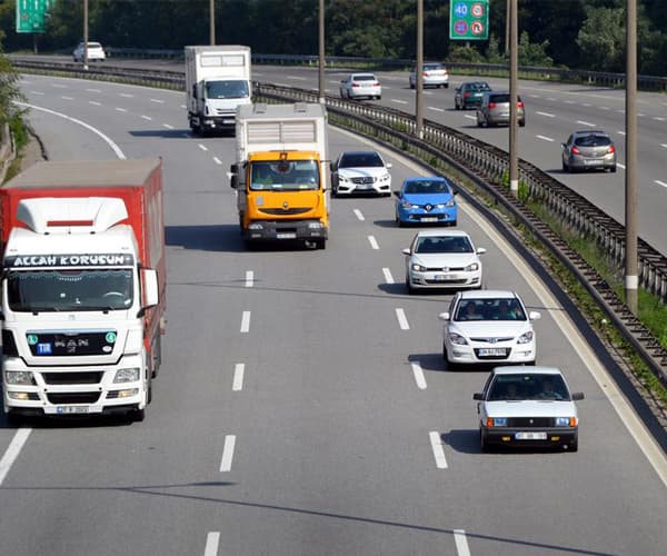 TEM'de tatil dönüşü trafik durma noktasında