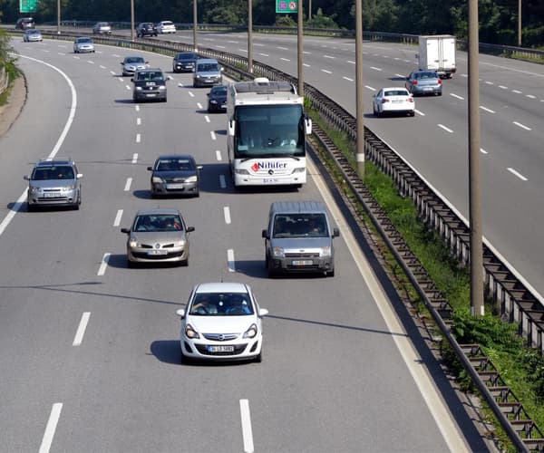 TEM'de tatil dönüşü trafik durma noktasında
