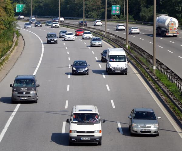 TEM'de tatil dönüşü trafik durma noktasında
