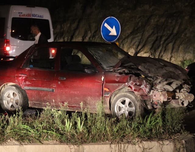 Otomobil ve Minibüs Çarpıştı: 12 yaralı
