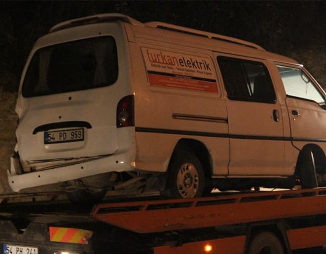 Otomobil ve Minibüs Çarpıştı: 12 yaralı