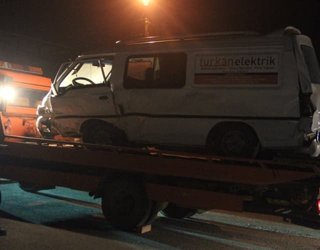 Otomobil ve Minibüs Çarpıştı: 12 yaralı