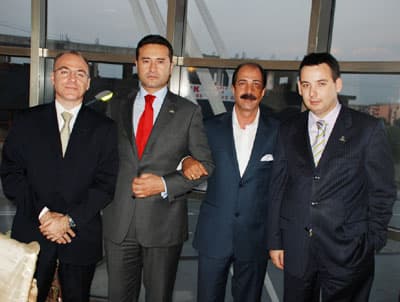 <font face="arial,helvetica,sans-serif" size="4">FABRİKA İ&Ccedil;İN LİMAN &Ouml;NEMLİ</font> <p><font face="arial,helvetica,sans-serif" size="2">Mermerler Otomotiv Y&ouml;netim Kurulu Başkan Yardımcısı Murat Mermer ve Mermerler Genel M&uuml;d&uuml;r&uuml; Oğuz Eken ise konuşmasında Chery&rsquo;in T&uuml;rkiye&rsquo;ye kurulacağının kesinleştiğini dile getirerek; <font color="#333399"><strong>&ldquo;Fabrika&rsquo;nın T&uuml;rkiye&rsquo;ye kurulacağı kesin. Nereye kurulacağı ise tam belli değil. Yerin Bursa veya Kırklareli dışında liman olması nedeniyle Karasu Sakarya&rsquo;ya kurulacağı kesin. Ancak, fabrikanın kurulacağı haberini alan yer sahipleri; fiyatları y&uuml;zde 300-400 civarında artması bizi olduk&ccedil;a &uuml;zm&uuml;şt&uuml;r. Fabrikanın Karasu&rsquo;ya kurulmasın B&uuml;lb&uuml;ller&rsquo;dir. Konuyla ilgi ise bayram sonrası yapılacak &Ccedil;in seyahati sonrası fabrikanın kurulacağı tarih kesinleşecek&rdquo;</strong></font> dedi.<br /><br /></font><font face="arial,helvetica,sans-serif"><font size="4">EN B&Uuml;Y&Uuml;K MARKA<br /><br /></font><font size="2">Chery&rsquo;in b&uuml;y&uuml;k bir marka olduğunu savunan Başkan Yardımcısı Murat Mermer ve Genel M&uuml;d&uuml;r&uuml; Oğuz Eken; &ldquo;Biz T&uuml;rkiye&rsquo;ye ucuz araba değil, bir marka getirdik. Chery 2010 yılında zirveye taşınarak, T&uuml;rkiye&rsquo;nin en b&uuml;y&uuml;k otomobil markası olacaktır. Chery 2008 yılında beş model &uuml;retirken, 2009 yılında ise model sayısını 11&rsquo;e y&uuml;kseltecektir. Chery, en kısa zamanda T&uuml;rkiye piyasasına h&uuml;kmedecektir&rdquo; dedi. Mermer ve Eken ayrıca, kimsenin Chery&rsquo;e &ccedil;amur atma hakkının olmadığını dile getirerek, D&uuml;nyadaki en iyi markalar bile &Ccedil;in&rsquo;de &uuml;retilmektedir&rdquo; dedi.</font></font></p>
