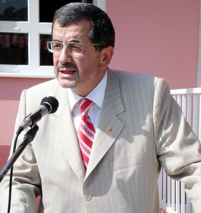 <font face="arial,helvetica,sans-serif" size="2">Bu karar Sakarya'da bir&ccedil;ok kesimi memnun etmedi. AK Parti Sakarya Milletvekili Recep Yıldırım, bir okul a&ccedil;ılışında konuya değinerek ş&ouml;yle konuştu: &quot;Sakarya'da 400 yataklı hastanenin her t&uuml;rl&uuml; problemi bitmiş, ancak idari yargıya giden sendika y&ouml;neticileri dava a&ccedil;mışlar. Ben burada sendika y&ouml;neticisi arkadaşlara sesleniyorum. Her şeye siyaset girebilir, politika girebilir, her şeye kızabilir ancak hastaneye asla. Parası hazır, ihalesi bitmiş, m&uuml;teahhidi hazır, kazma vurulacak ama bu sorun &ccedil;ıktı. Ne biliyoruz o idari mahkemedeki heyetteki birinin veya bir başkasının ona m&uuml;dahale ederek mani olan bir başkasının, yarın başına bir m&uuml;sibet başına geldiği zaman o hastanede tedavi olmayacağını kim bilebilir.&quot;<br /><br />Sivil toplum &ouml;rg&uuml;tleri ve herkesin bu noktada duyarlılığını g&ouml;stermesi gerektiğini anlatan Yıldırım, s&ouml;zlerine ş&ouml;yle devam etti: &quot;Bir kez daha sayın valim ve bakanlıklarımız, yargıya karşı itirazlarını yapacaklardır. Ama her şey yargıyla bitmez. Bu konuda Sakarya'mızın en b&uuml;y&uuml;k eksiği budur. Sakarya'da tıp fak&uuml;ltesi yoktu, bu sene ilk defa tıp fak&uuml;ltesine &ouml;ğrenci alındı. Araştırma hastanemiz, tıp fak&uuml;ltemizle birlik b&uuml;t&uuml;nl&uuml;k i&ccedil;inde devam etmekteydi. İzmit'te var, İstanbul'da var, D&uuml;zce'de var biz de niye yok? İşte b&ouml;yle parazitlerin y&uuml;z&uuml;nden. B&ouml;yle arazi, &ccedil;omak sokan insanlar olursa ki onların hatalarından d&ouml;nmelerini istirham ediyoruz, bu hayırlı hizmete mani olurlar. Bunlar bir şey ifade edemezler. Gelecek neslimizi iyi anlamamız gerekiyor.&quot; </font>