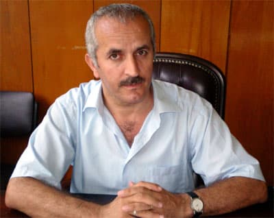 <font face="arial,helvetica,sans-serif" size="2">İl Sağlık M&uuml;d&uuml;r&uuml; Hasan Bektaş da, B&ouml;lge İdare Mahkemesi'ne başvuracaklarını belirterek, &quot;Biz ek delillerle mahkemeye başvurarak inşaatı devam ettirmek istiyoruz&quot; dedi. Şu an inşaat &ccedil;alışmalarının durduğunu anlatan Bektaş, s&ouml;zlerine ş&ouml;yle devam etti. &quot;B&ouml;lge İdare Mahkemesi'nin kararının ardından inşaata devam edeceğiz, şayet olumlu y&ouml;nde karar &ccedil;ıkacak olursa. Y&uuml;r&uuml;tmenin durdurmasının en &ouml;nemli gerek&ccedil;elerinden biri iki kattan fazla imara izin verilmemesi g&ouml;steriliyor. Sakarya B&uuml;y&uuml;kşehir Belediyesi'nin imar mevzuatlarındaki tadilatlardan sonra iki kattan fazla hastane yapılabilir. Bunu ve zemin et&uuml;t raporunu mahkemeye sunacağız. Bizim amacımız, Adapazarı merkezde, herkesin kolay ulaşabileceği son derece insani bir ortamda sağlık hizmetinin verilmesidir. Sakarya Eğitim ve Araştırma Hastanesi 2 ayrı blok halinde. Biri Korucuk'ta biri merkezde 20 kilometre arayla iki hastane. İki hastane arasında gerek hastalar arasında gerek hasta yakınları, sağlık &ccedil;alışanları b&uuml;y&uuml;k sıkıntı yaşıyoruz. Biz tıbbi ve hukuki birtakım sıkıntı yaşıyoruz. Bu b&ouml;l&uuml;nm&uuml;şl&uuml;ğ&uuml;n giderilmesi &ccedil;ok &ouml;nemli.&quot;</font>