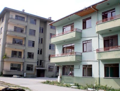 <font face="arial,helvetica,sans-serif" size="2">HASTANE SAĞLAM ZEMİNDE YAPILMALI<br /><br /></font><font face="arial,helvetica,sans-serif" size="2">T&uuml;rk Orman-Sen Sakarya Şube Başkanı Yusuf &Ccedil;olak ise, &quot;İdare Mahkemesi'ne 2007 yılında a&ccedil;mış olduğumuz davada, hastanenin yer se&ccedil;iminin uygun olmadığı gerek&ccedil;esiyle y&uuml;r&uuml;tmeyi durdurma kararı verildi. Bayındırlık Başkanlığı ve Belediye'nin 1999 depreminden sonra yaptığı Sakarya merkezde imar planları dolayısıyla mahkeme bu kararı verdi. 1,5 seneden beri yer se&ccedil;iminin yanlış olduğunu beyan etmemize rağmen sayın siyasiler ve diğer arkadaşlar bunu dikkate almadı. Bizim bundan sonra m&uuml;cadelemiz, 400 yataklı<br />hastanenin sağlam zeminde yapılmasını sağlamak i&ccedil;in olacak. Buradan sesleniyorum. Deprem anında kullanamayacağınız hastanenin yapılmasının Sakarya'ya ne yararı olacaktır.&quot;</font>