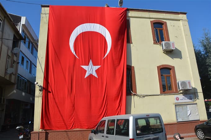 Pamukova Meydanı'na devasa iki tane Türk Bayrağı asıldı
