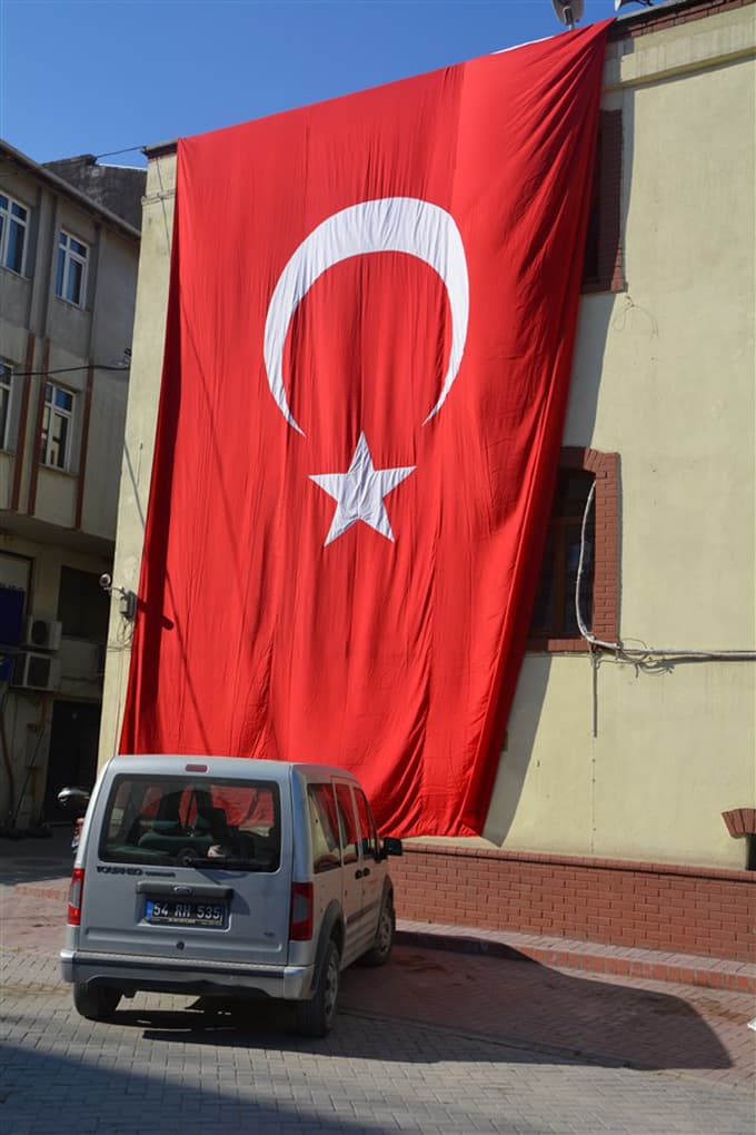 Pamukova Meydanı'na devasa iki tane Türk Bayrağı asıldı
