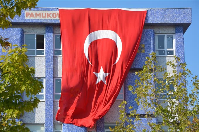 Pamukova Meydanı'na devasa iki tane Türk Bayrağı asıldı
