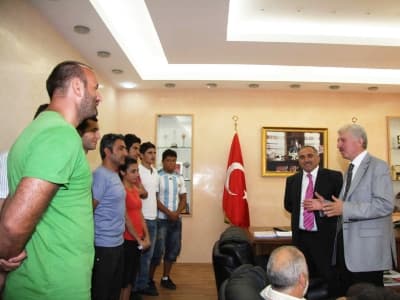 <font face="Arial" size="2">Sakarya B&uuml;y&uuml;kşehir Belediye Başkanı Aziz Duran'da ziyaret i&ccedil;in geldiği Hendek&acute;te b&ouml;yle bir başarıyla karşılaşmaktan mutlu olduğunu s&ouml;yleyerek, <font color="#333399"><strong>&quot;Başkanımız Ali İnci, spora ve sporcuya hassastır. Hendek, başarılara imza atan bir il&ccedil;emiz. Bizlerde spora ve sporcuya her zaman destek olmaya hazırız&quot;</strong></font> dedi. Başkan İnci&acute;de gen&ccedil; sporcuları tebrik ederek altınla &ouml;d&uuml;llendirdi.</font>