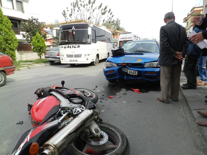Motosikletli duran otomobile çarptı: 1 yaralı