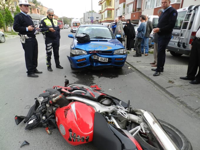 Motosikletli duran otomobile çarptı: 1 yaralı