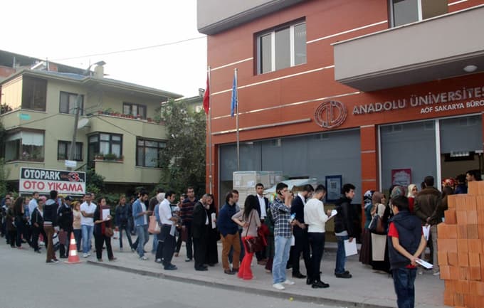 AÖF Binası önünde uzun kuyruk oluştu