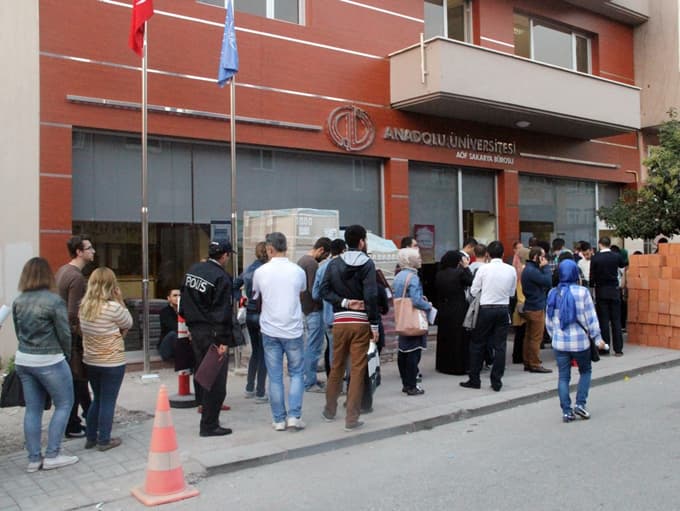 AÖF Binası önünde uzun kuyruk oluştu