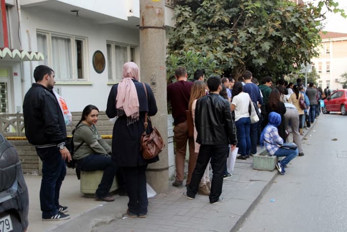 AÖF Binası önünde uzun kuyruk oluştu
