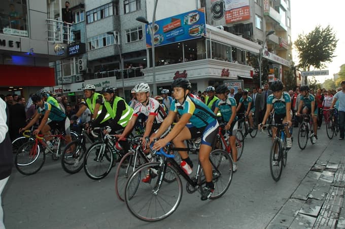 Çark Caddesi'nde Kortej yürüyüşü