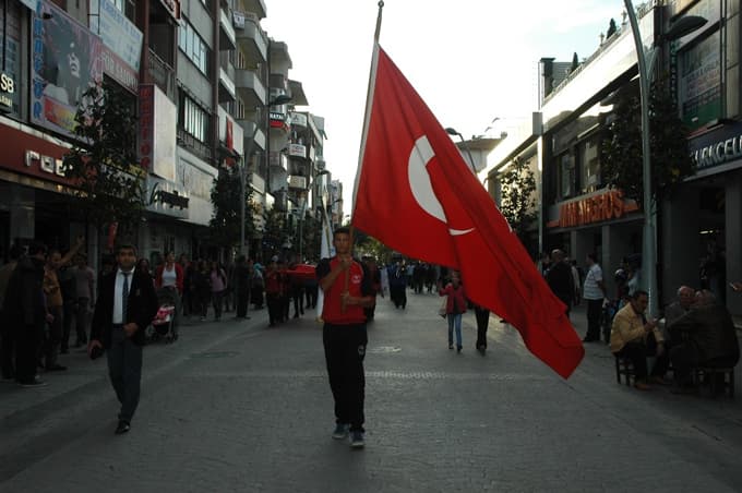 Çark Caddesi'nde Kortej yürüyüşü