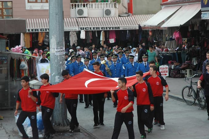 Çark Caddesi'nde Kortej yürüyüşü