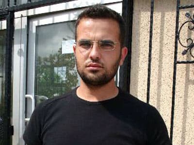 <p><font face="arial,helvetica,sans-serif" size="2">Sakarya PTT Başm&uuml;d&uuml;r&uuml; Yılmaz Demir ise &Ouml;SYM tarafından postalanan giriş belgelerinin tahah&uuml;tl&uuml; olarak g&ouml;nderilmediğinden takibini yapamadıklarını s&ouml;yledi. Giriş belgesi eline ulaşmayan &ccedil;ok sayıda adayın kendilerine m&uuml;racaat ettiği kaydeden Demir, şunları s&ouml;yledi: &quot;<font color="#333399">Bazı adayların belgeleri adres değişikliği gibi nedenlerden dolayı kendilerine ulaştırılamadı. Biz bu kişilerin mağdur olmalarını engellemek i&ccedil;in belgeleri bizde olan adayların isimlerini basın yoluyla duyurduk. Ayrıca muhtarlara da konuyu ilettik. Bizim girişimlerimiz sonucu &ccedil;ok sayıda aday posta merkezine gelerek belgelerini aldı. Ancak bazı adayların belgeleri hi&ccedil;bir şekilde ellerine ulaşmamış. Biz tahah&uuml;tl&uuml; olarak g&ouml;nderilmediği i&ccedil;in postanın takibini yapamıyoruz. Bu sorun g&ouml;nderenden kaynaklanıyor</font>.&quot; </font></p><p><font face="arial,helvetica,sans-serif" size="2">&Ouml;SYM'nin bu t&uuml;r giriş belgelerini tahah&uuml;tl&uuml; ya da APS ve kargoyla g&ouml;ndermesi durumunda adayların postanın takibini rahatlıkla yapabileceğini anlatan Demir, &quot;<font color="#333399">&Ouml;SYM maliyeti ucuz olduğu i&ccedil;in belgeleri normal postayla g&ouml;nderiyor. Ancak belgeler taahh&uuml;tl&uuml; ya da APS ve kargo ile g&ouml;nderilirse yaşanan bu sorunlar aşağıya &ccedil;ekilebilir</font>.&quot; diye konuştu. &Ouml;SYM yetkilileri ise konuyla ilgili bir a&ccedil;ıklamada bulunmadı.</font></p>
