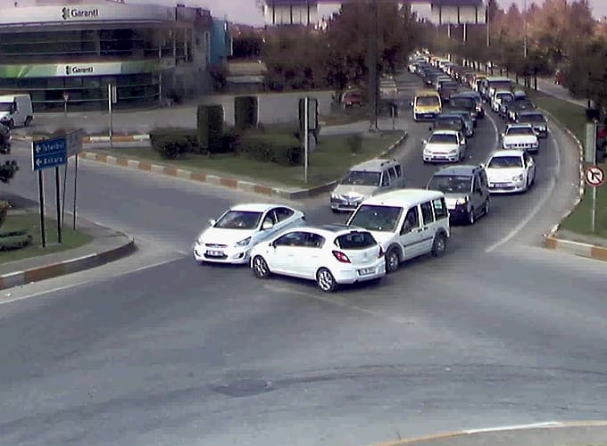 Mobese kameralarına yansıyan kaza görüntüleri
