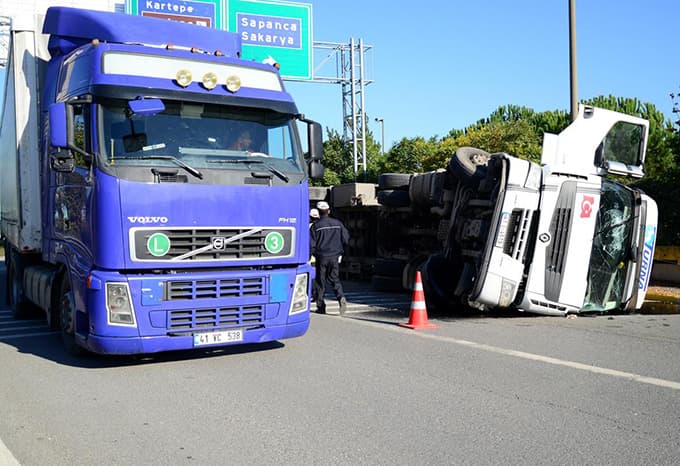 Sapanca'da kontrolden çıkan tır devrildi