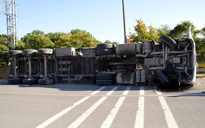 Sapanca'da kontrolden çıkan tır devrildi