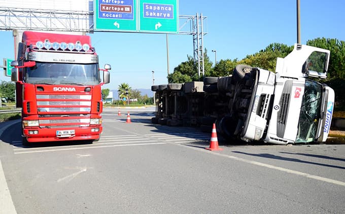 Sapanca'da kontrolden çıkan tır devrildi