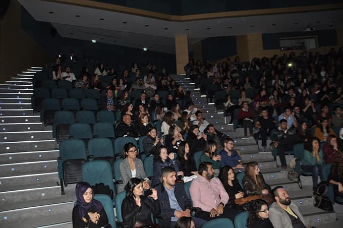 Cem Adrian, dinleyenleri büyüledi