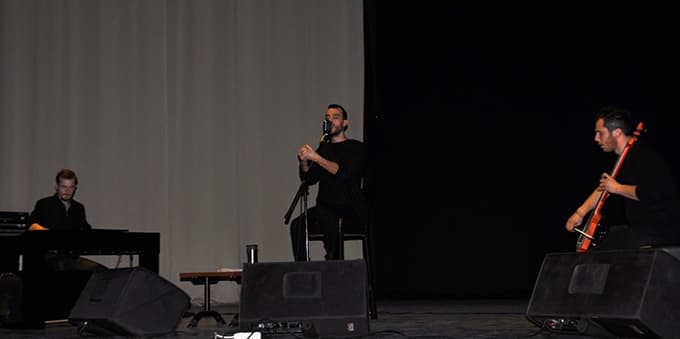 Cem Adrian, dinleyenleri büyüledi
