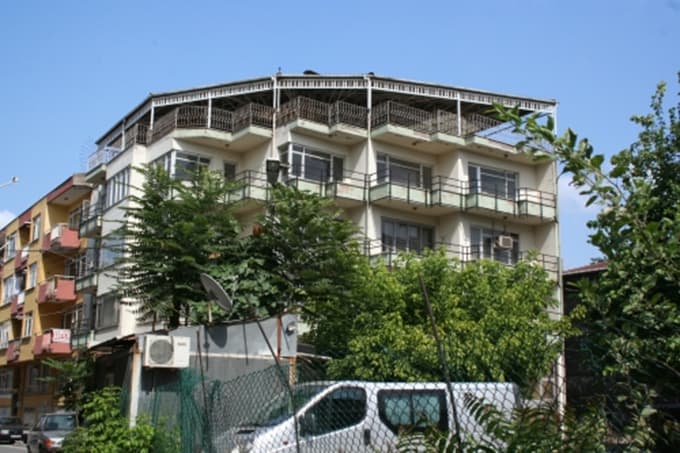 Depremde orta hasar gören konutlar ortada kaldı