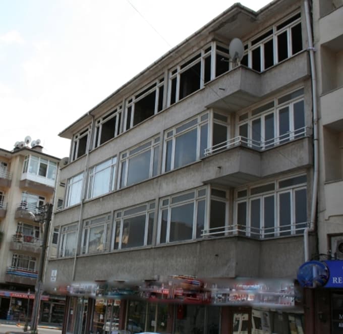 Depremde orta hasar gören konutlar ortada kaldı