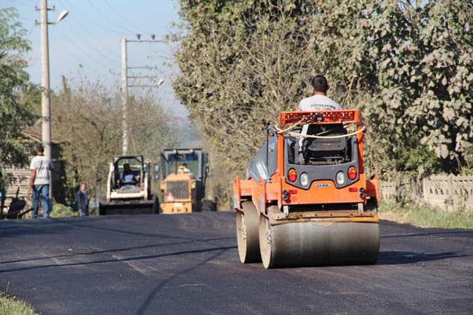 Ferizli'de asfaltlama çalışmaları sürüyor