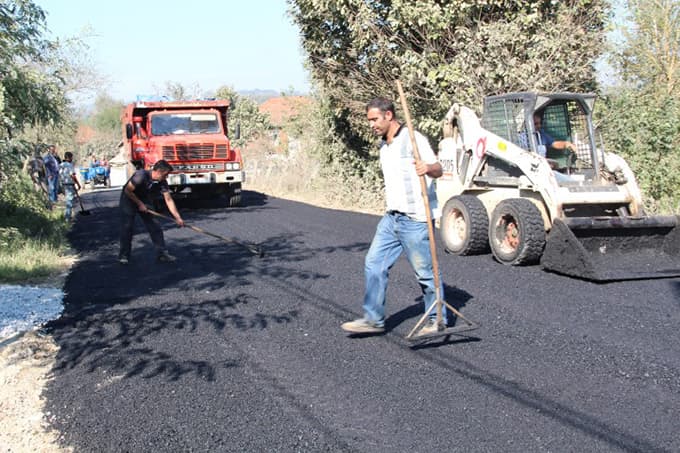 Ferizli'de asfaltlama çalışmaları sürüyor