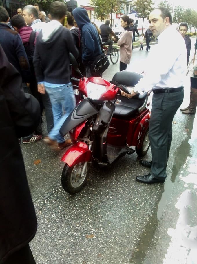 Otomobil, engelli vatandaşa çarptı: 1 yaralı
