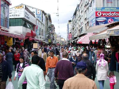 Kalabalık Çok, Alışveriş Yapan Yok