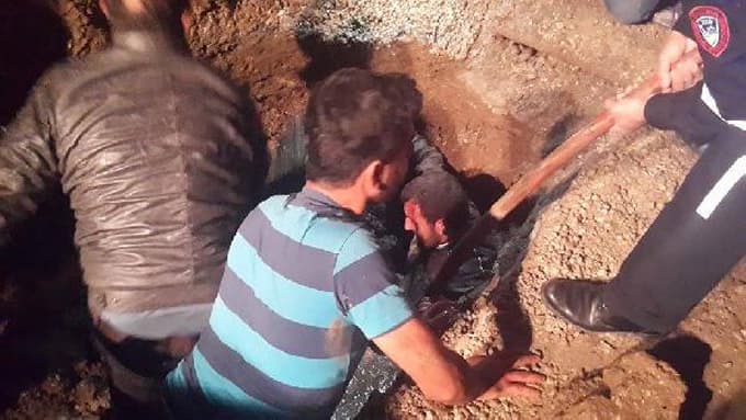 Göcük altında kalan işçi böyle kurtarıldı