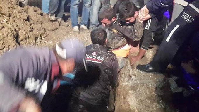 Göcük altında kalan işçi böyle kurtarıldı