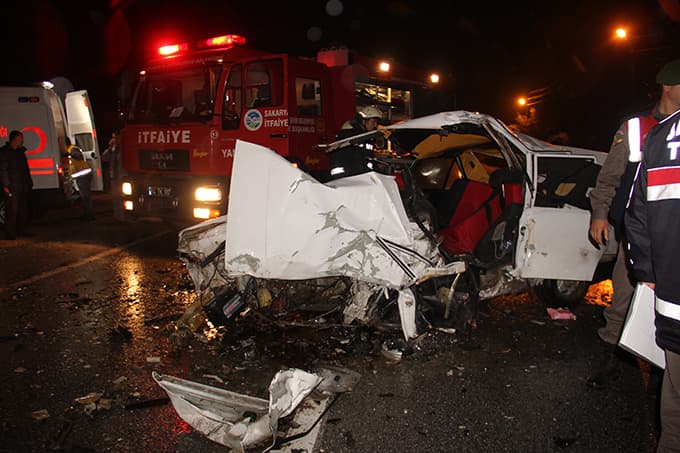 Akyazı'daki feci kazada ağır bilanço: 1 ölü, 2 yaralı