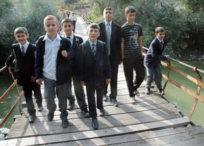 Öğrencilerin Asma Köprüde Tehlikeli Yolculuğu