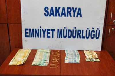 <p><font face="arial,helvetica,sans-serif" size="2">Polis, su&ccedil;unu itiraf eden kadının verdiği ifade doğrultusunda kuyumcuda bozdurulan bilezikler ile &ccedil;alılıkların i&ccedil;ine atılan parayı muhafaza altına aldı. Eşiyle birlikte g&ouml;zaltına alınan S.A. ise ifadesinde karısının cinayeti işlediğinden haberinin olmadığını s&ouml;yledi. </font></p><p><font face="arial,helvetica,sans-serif" size="2">Diğer yandan polisin yaptığı araştırmada cinayeti işleyen S.A'nın bir iş adamından 10 bin YTL bor&ccedil; aldığını ve parayı &ouml;demekte g&uuml;&ccedil;l&uuml;k &ccedil;ektiğini belirledi. Cinayet iddiasıyla yakalanan &ccedil;iftin 2 yaşında &ccedil;ocuklarının olduğu &ouml;ğrenildi. Asayiş Şube M&uuml;d&uuml;rl&uuml;ğ&uuml;'ndeki sorguları tamamlanan karı-koca, Akyazı Adliyesi'ne sevk edildi. <br /></font><font face="arial,helvetica,sans-serif" size="2"><br /><font size="4">Haberin İlk Ayrıntıları İ&ccedil;in </font></font><font face="arial,helvetica,sans-serif" size="4"><a href="../../../others/haber.php?xnumber2=17327">Tıklayın.</a></font></p>