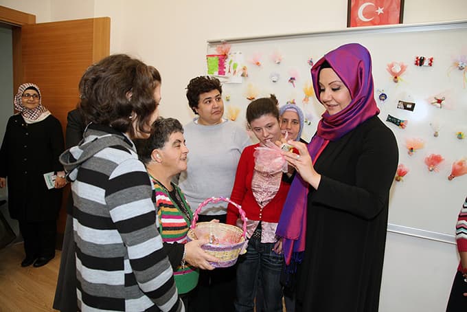 Sunucu İkbal Gürpınar, SGM'yi ziyaret etti