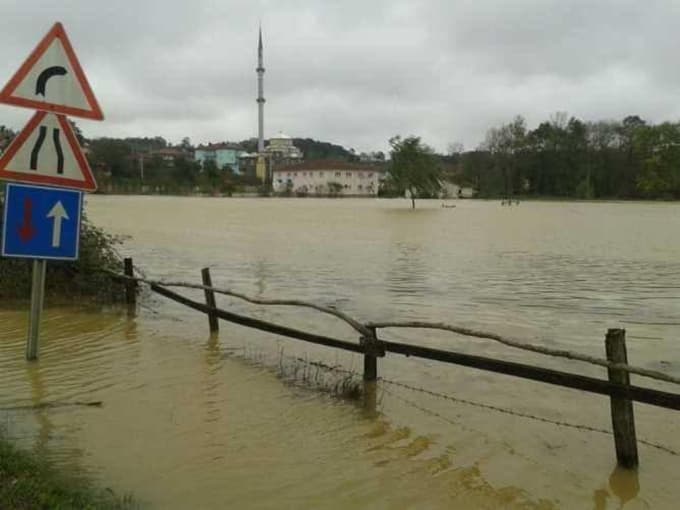 Şiddetli yağış Karasu-Kaynarca yolunu trafiğe kapattı