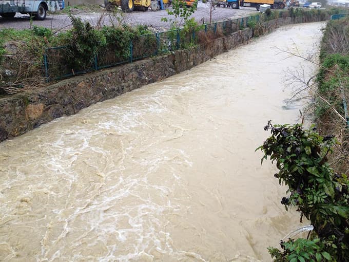 Şiddetli yağış Karasu-Kaynarca yolunu trafiğe kapattı
