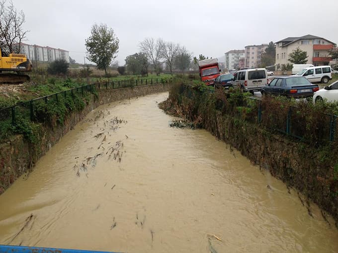 Şiddetli yağış Karasu-Kaynarca yolunu trafiğe kapattı