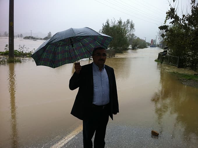 Şiddetli yağış Karasu-Kaynarca yolunu trafiğe kapattı