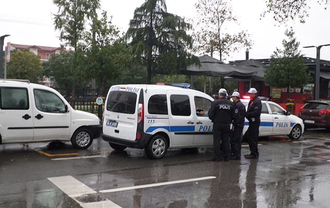 Genç kıza otomobil çarptı