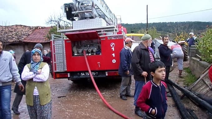 Garajda çıkan yangında bir traktör kül oldu