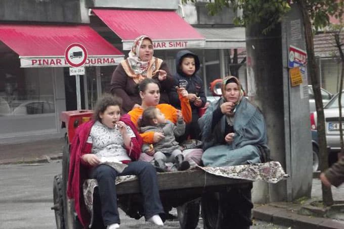 Bir traktörde çoluk çocuk 7 kişi