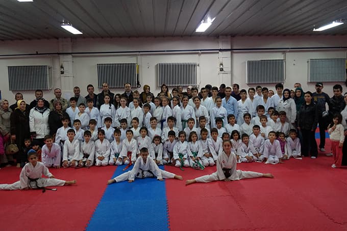 Hendek Belediyesi karate takımı sporcuları terfi etti