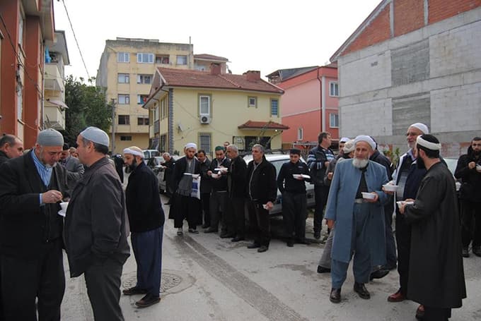 Zemzem Suyu'ndan yapılmış aşure dağıtıldı